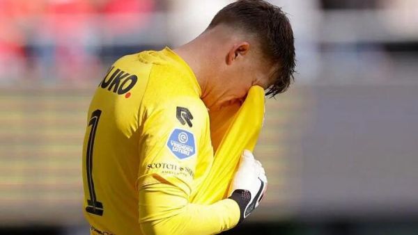Arquero se emociona ante aplausos de los hinchas en homenaje a su fallecida madre