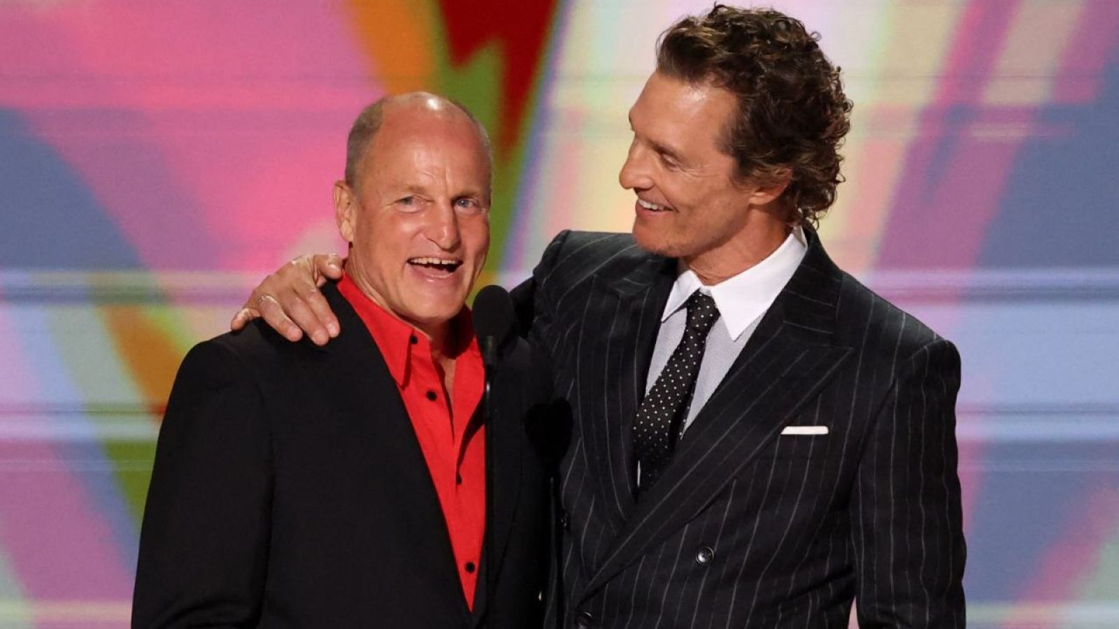Uno se niega a la prueba de ADN: Woody Harrelson y Matthew McConaughey podrían ser hermanos
