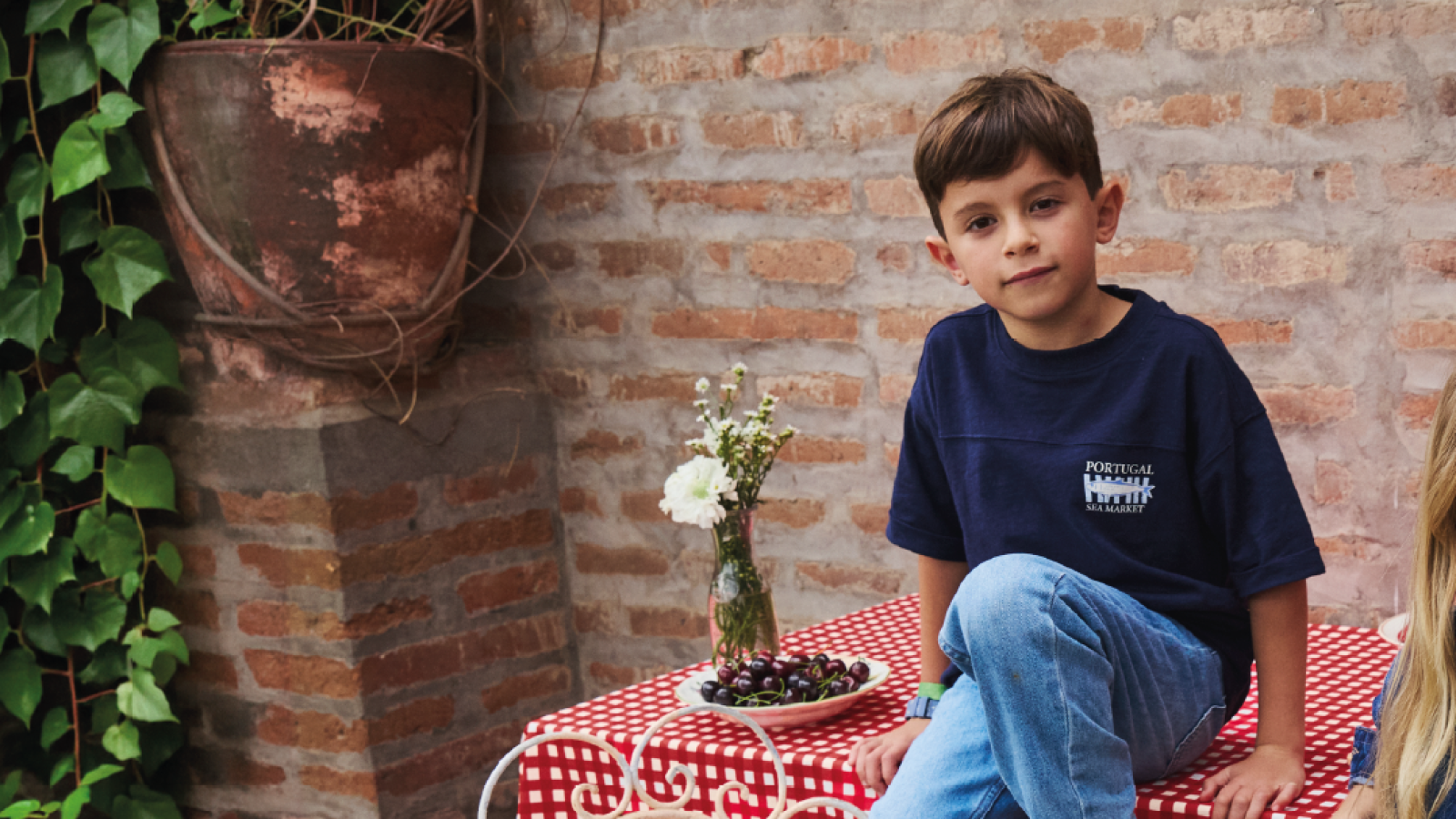 Cerezas, sardinas y rayas: cómo se viste el cambio de estación en el armario infantil
