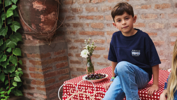 Cerezas, sardinas y rayas: cómo se viste el cambio de estación en el armario infantil