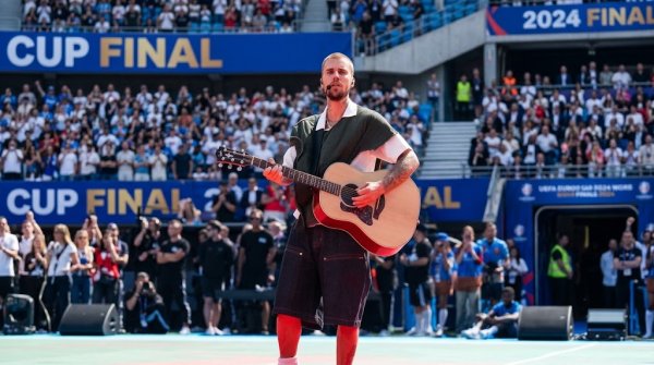Justin Bieber sorprende con inesperado concierto en parque de Los Ángeles