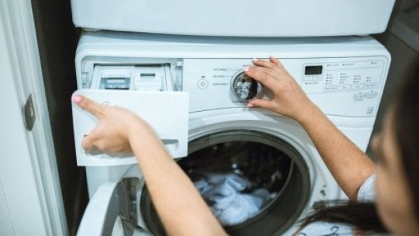 <p>Percarbonato de sodio: el ingrediente “viral” que puede recuperar ropa blanca, eliminar olores y combatir manchas difíciles</p>
