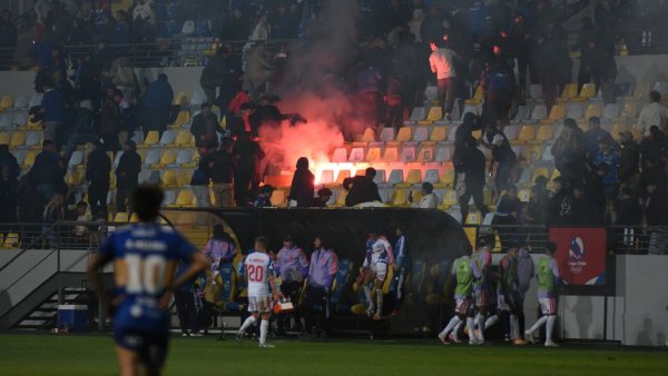 Graves incidentes obligan a suspender definitivamente el partido entre Everton y Universidad de Chile por Copa Chile