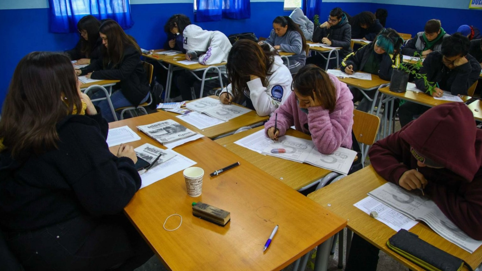 <p>Pagan hasta $75.000 diarios: Así puedes postular para trabajar como examinador en el Simce 2026</p>
