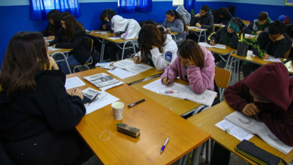 <p>Pagan hasta $75.000 diarios: Así puedes postular para trabajar como examinador en el Simce 2026</p>