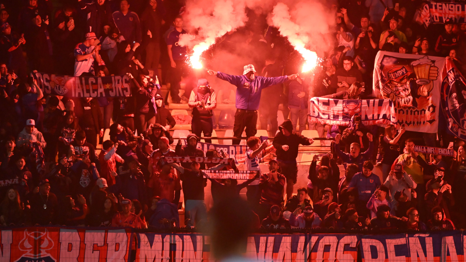Masivo lanzamiento de fuegos artificiales obliga a suspender el partido Everton vs. Universidad de Chile

