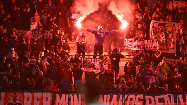 Masivo lanzamiento de fuegos artificiales obliga a suspender el partido Everton vs. Universidad de Chile