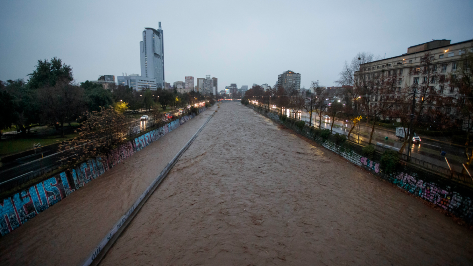 <p>Se lanzó al río Mapocho para escapar: detienen a hombre tras persecución en Providencia</p>
