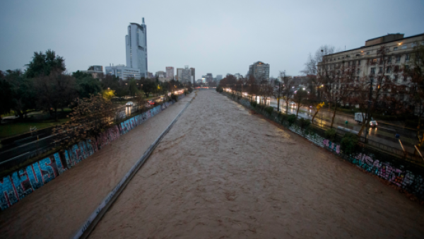 <p>Se lanzó al río Mapocho para escapar: detienen a hombre tras persecución en Providencia</p>
