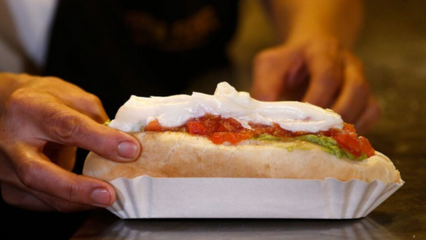 <p>El último festejo dieciochero: habrá cueca y 100 completos gratis este jueves</p>
