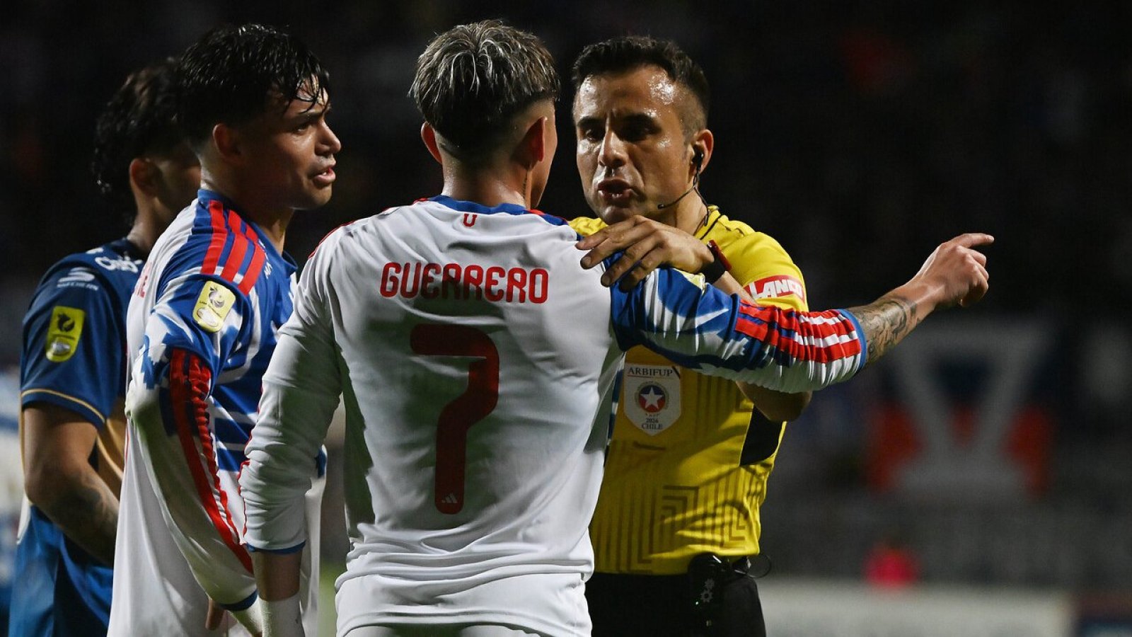 "Se pasaron tres pueblos": tenso cruce de declaraciones entre Everton y Universidad de Chile tras incidentes
