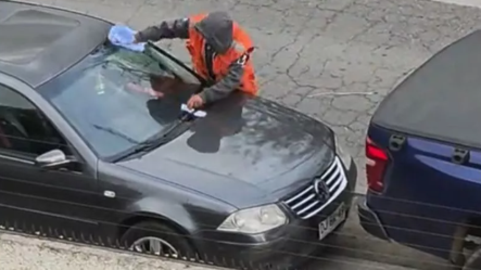 <p>Video viral muestra a cuidador de autos ocultando partes durante Fiestas Patrias</p>
