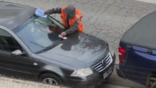 <p>Video viral muestra a cuidador de autos ocultando partes durante Fiestas Patrias</p>