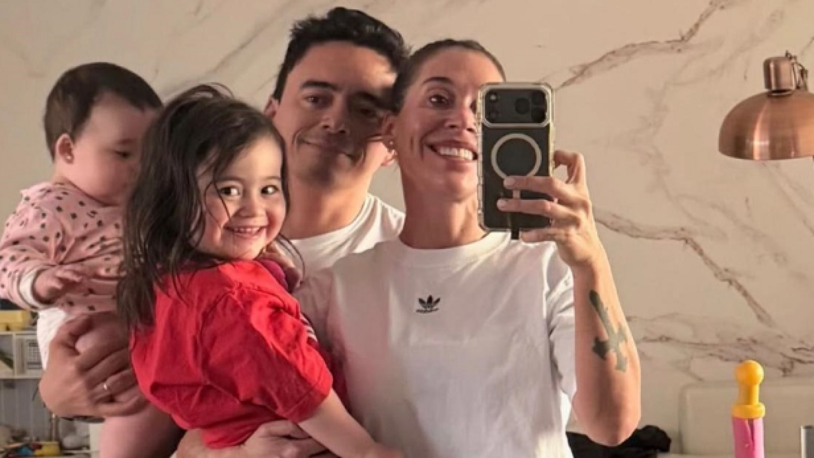 Vale Roth busca ayuda profesional para enfrentar complejo momento con su hija: “Se juntaron muchas cosas”
