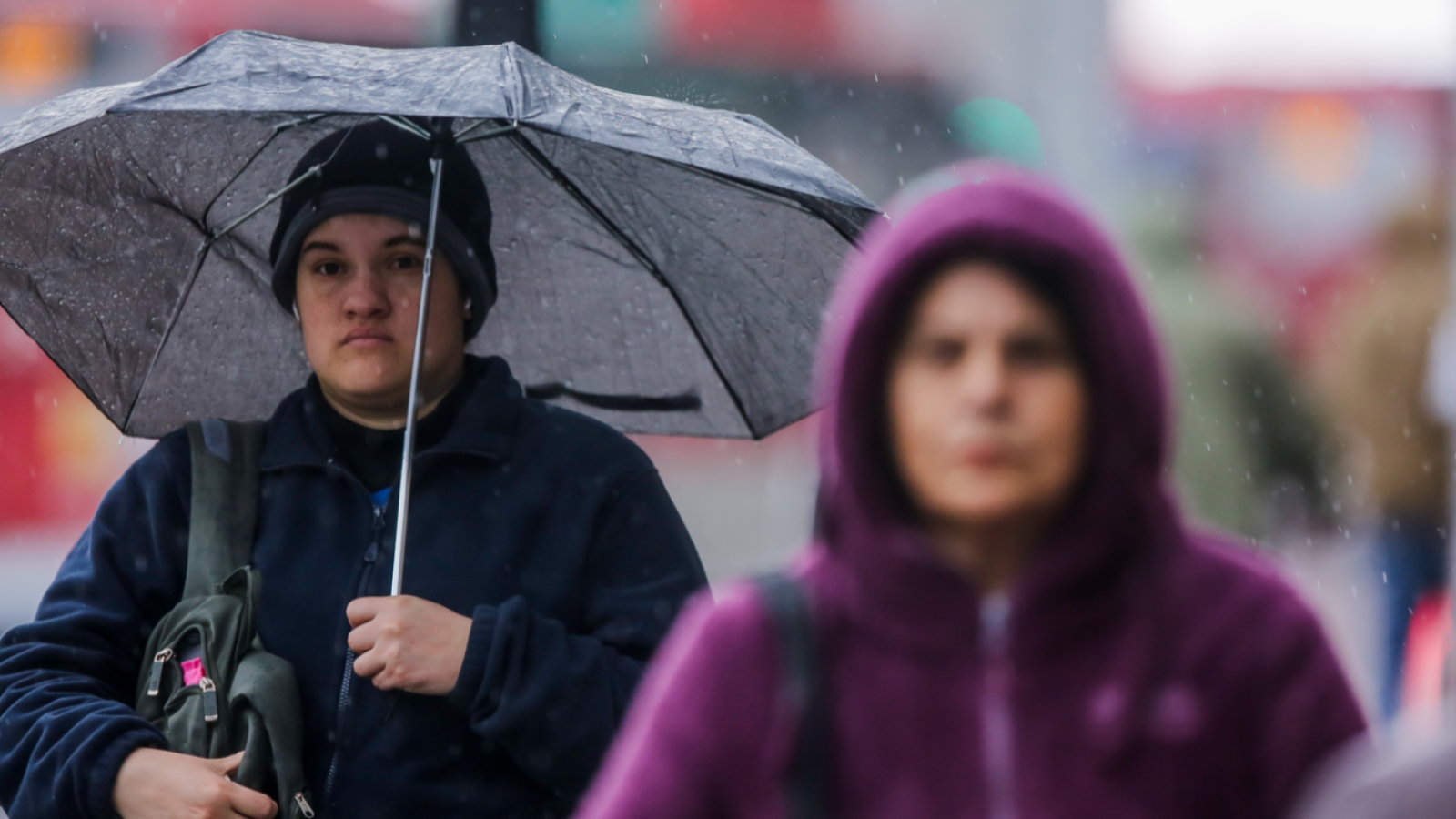 Lluvias regresan a Santiago este lunes: A qué hora comienzan y cuántos milímetros caerán en la capital
