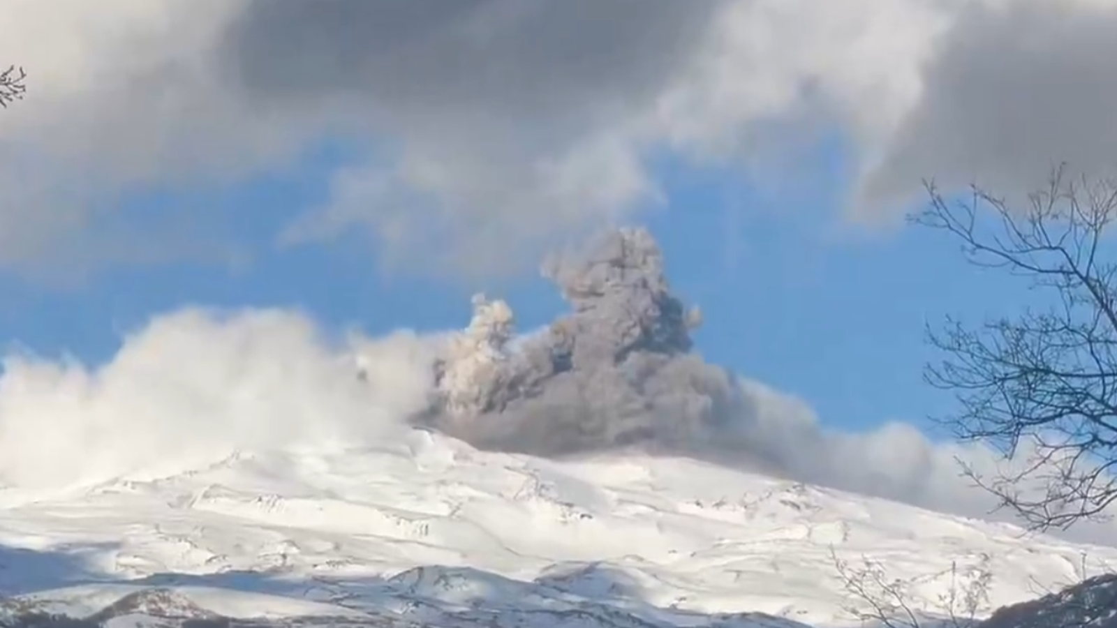 Volcán Nevados de Chillán registra explosión con columna de 900 metros: Amplían perímetro de seguridad en comunas cercanas
