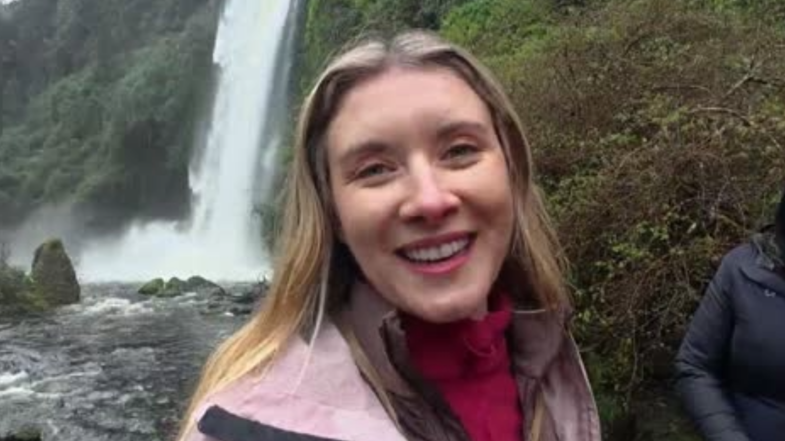 <p>Carla llegó a Dalcahue para conocer la mítica cascada de la eterna juventud</p>
