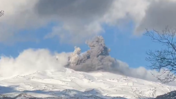 Volcán Nevados de Chillán registra explosión con columna de 900 metros: Amplían perímetro de seguridad en comunas cercanas