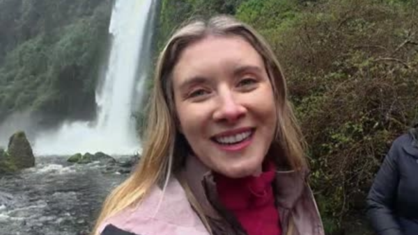 <p>Carla llegó a Dalcahue para conocer la mítica cascada de la eterna juventud</p>