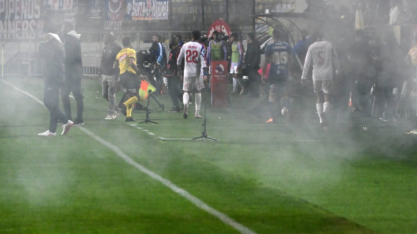 "Bengala cae a escasos centímetros del jugador": Informe revela graves incidentes que obligan a suspender Everton-La U

