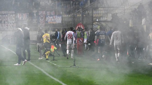 "Bengala cae a escasos centímetros del jugador": Informe revela graves incidentes que obligan a suspender Everton-La U