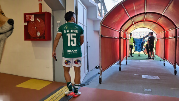 Jugador de Wanderers arriesga dura sanción tras obsceno gesto a hinchas de Cobreloa