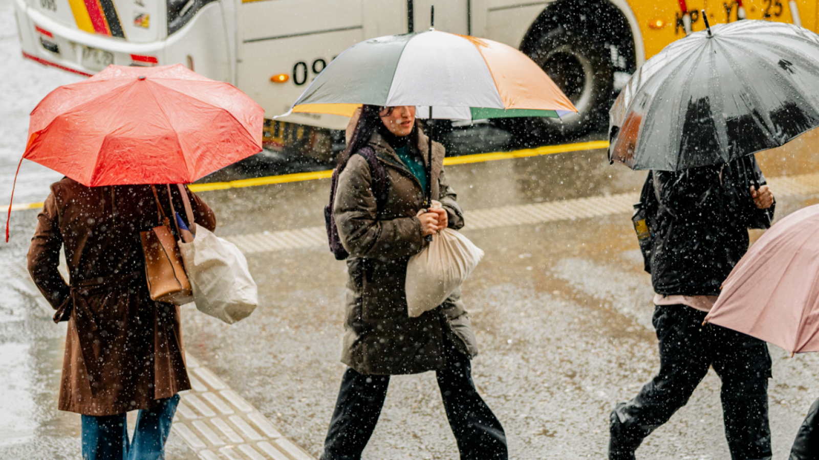 <p>Lluvia vuelve este lunes a Santiago: estas son las horas en que se esperan precipitaciones</p>
