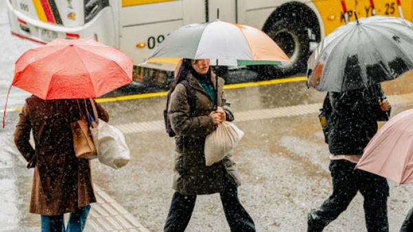 <p>Lluvia vuelve este lunes a Santiago: estas son las horas en que se esperan precipitaciones</p>