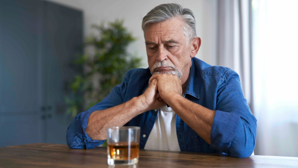 <p>Las señales que podrían revelar una dependencia al alcohol en adultos mayores</p>