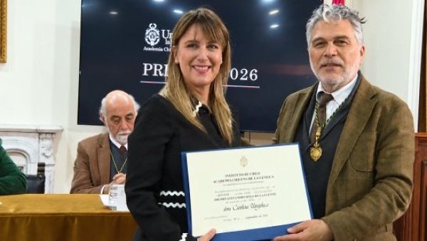 <p>Carolina Urrejola recibe el Premio Alejandro Silva de la Fuente de la Academia Chilena de la Lengua</p>