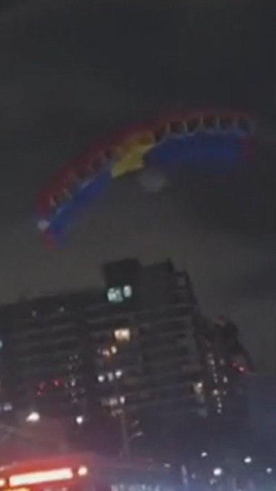 Mientras tanto en Chile: Paracaidistas aterrizaron en plena Vicuña Mackenna