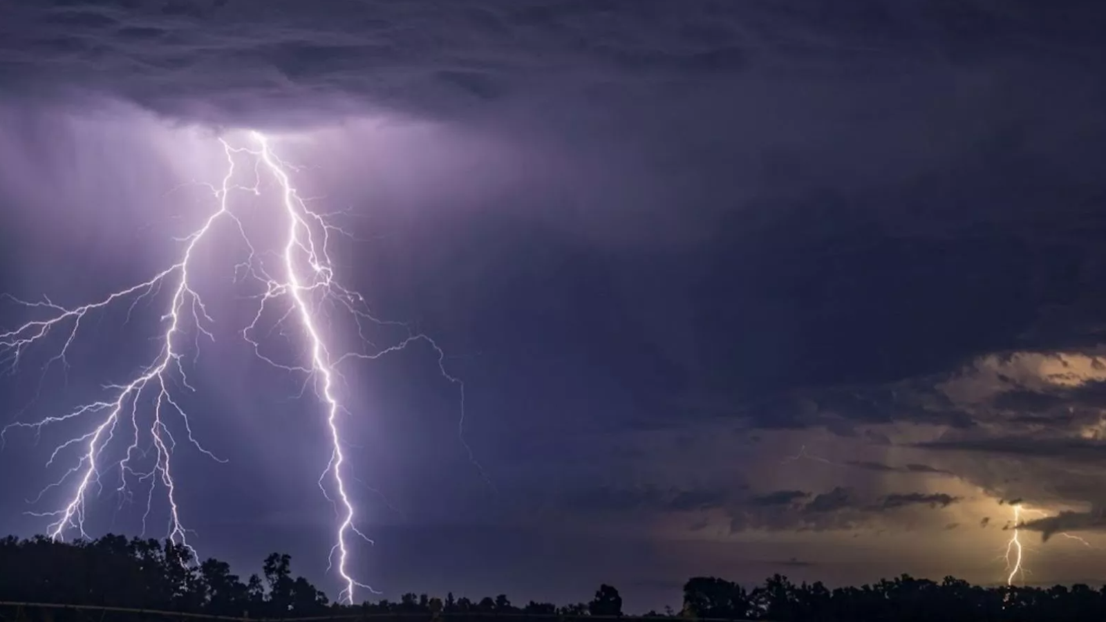 <p>Tormentas eléctricas y precipitaciones: DMC alerta a diez regiones para este fin de semana</p>
