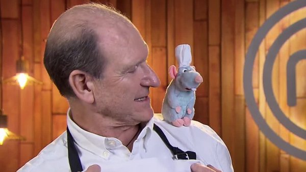Quelle joie! Norman se ganó el delantal blanco con la ayuda de un pequeño amigo