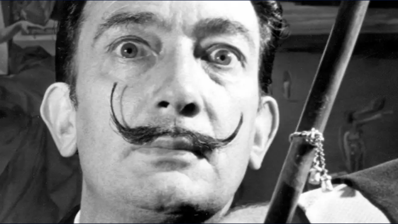 Roban libro con cubierta hecha por Dalí de museo francés
