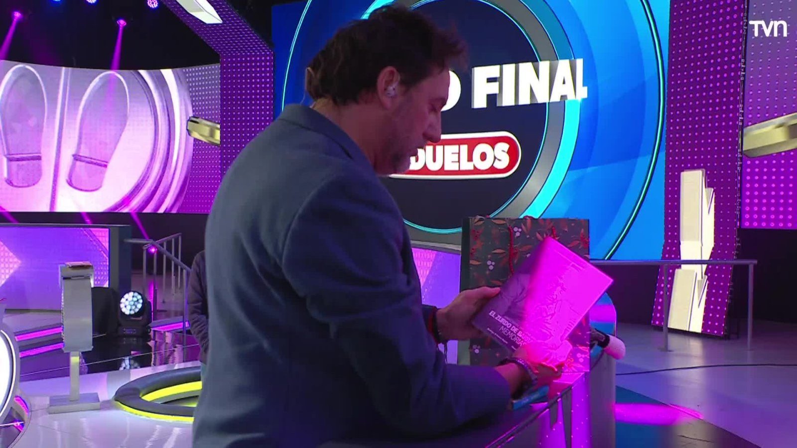 Regalos directo desde Pudahuel: Julio le trajo dos libros a nuestro Dani
