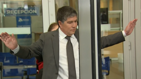 Así fue la llegada de Manuel Monsalve al Centro de Justicia: "Tengo confianza en mi defensa"

