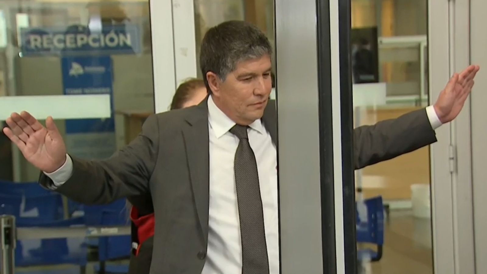 Así fue la llegada de Manuel Monsalve al Centro de Justicia: "Tengo confianza en mi defensa"

