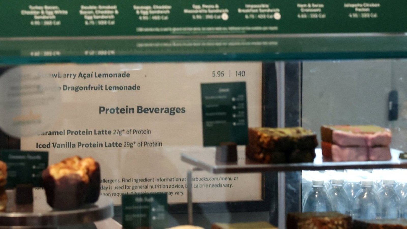 Starbucks enfrenta demanda por afirmaciones de que sus bebidas proteicas son "sin azúcar"
