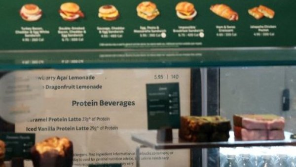 Starbucks enfrenta demanda por afirmaciones de que sus bebidas proteicas son "sin azúcar"