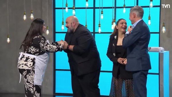 Médium asusta a los chefs y logra delantal blanco con salsa sazonada en oro
