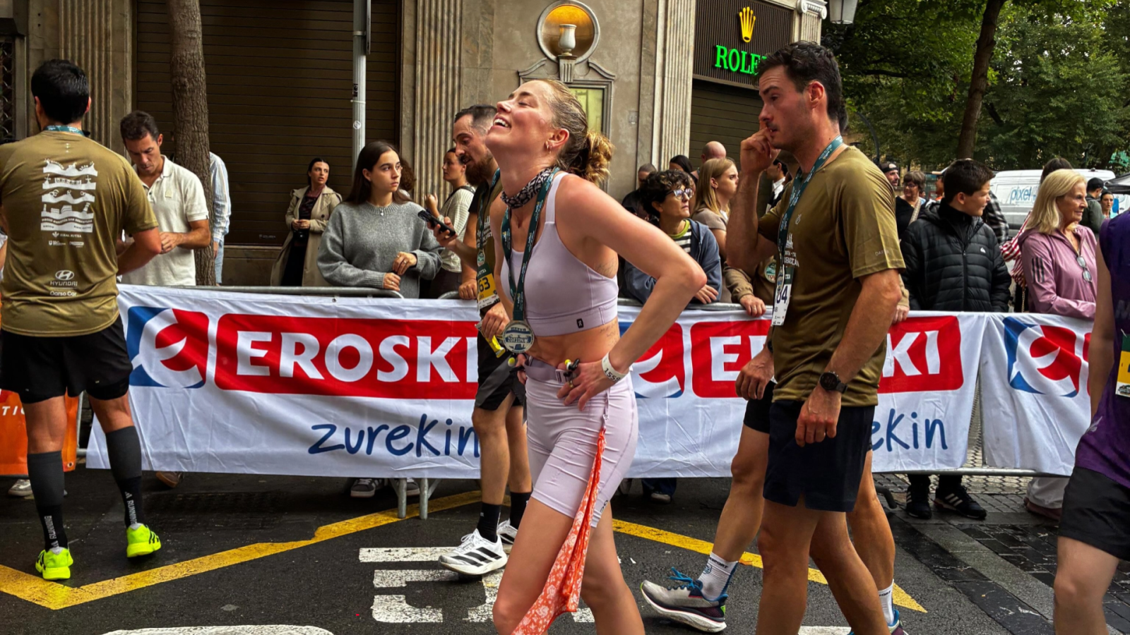 Lejos de Hollywood: Amber Heard reaparece en España y completa su primera media maratón
