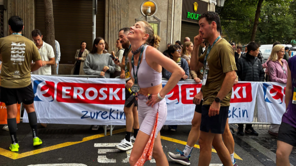 Lejos de Hollywood: Amber Heard reaparece en España y completa su primera media maratón