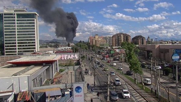 Incendio en Maipú: Teatro Municipal arde en medio de remodelaciones