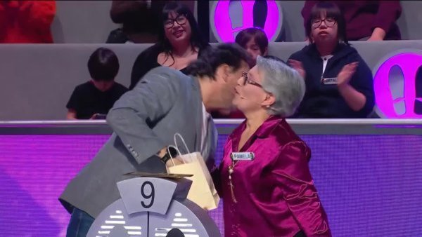 ¡Un dulce gesto! Pamela le trae un regalito hecho con sus propias manos a Daniel