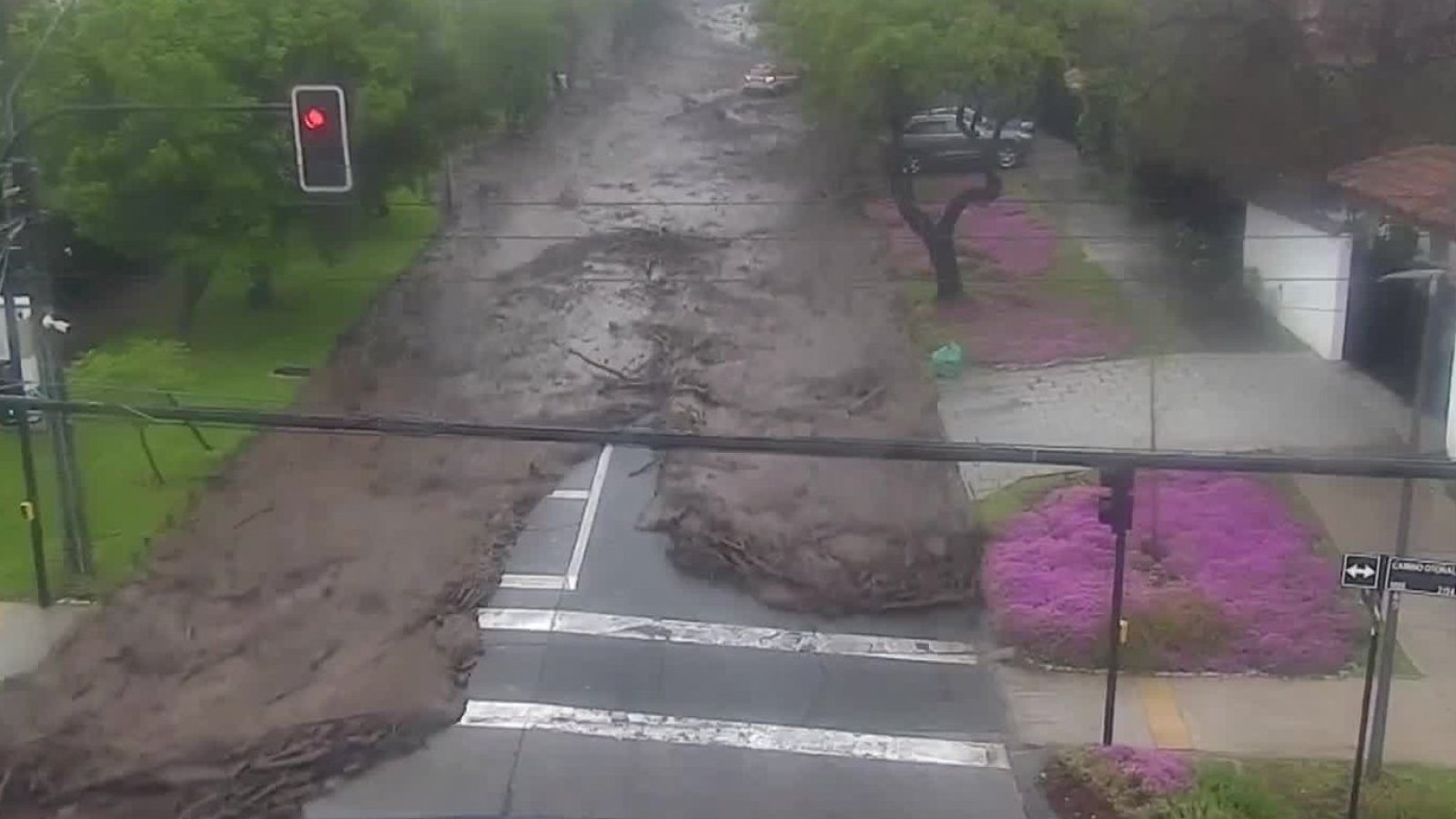 Impactante video muestra el momento exacto en que comenzó el aluvión en San Carlos de Apoquindo
