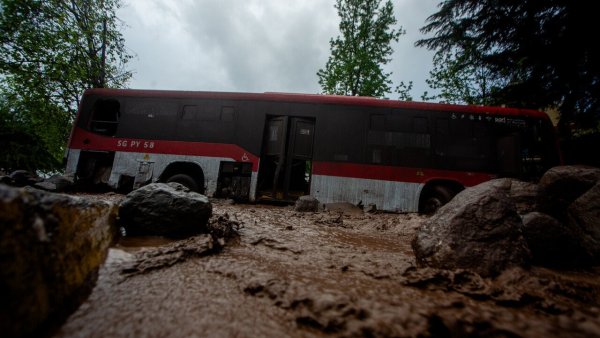 Vehículos escapando y una micro arrastrada con pasajeros: Los impactantes registros del aluvión en Las Condes