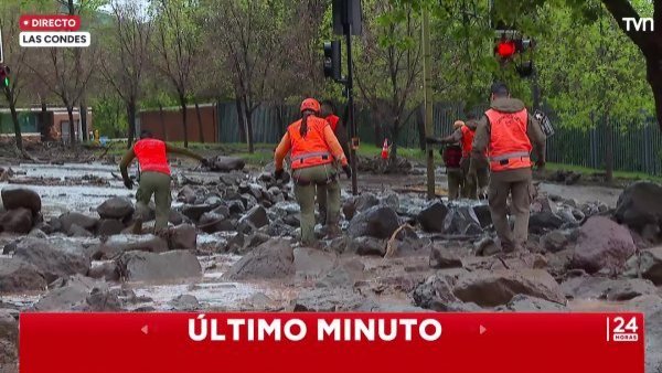 Equipos de emergencia realiza rescates a personas atrapadas por aluvión