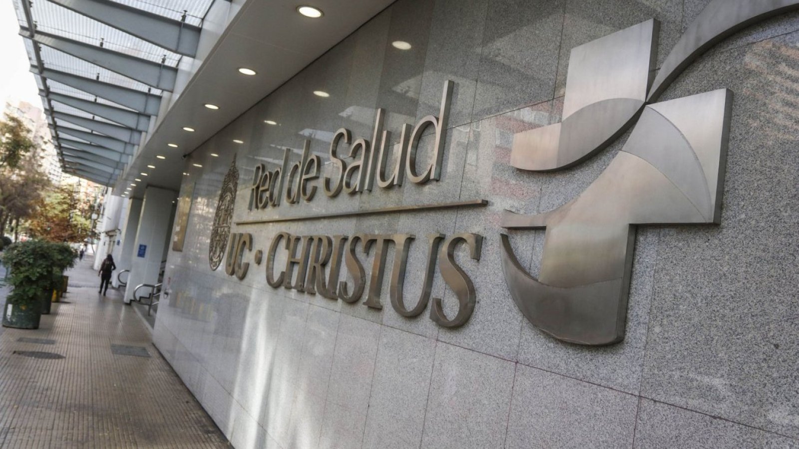 Clínica UC de San Carlos de Apoquindo anuncia suspensión urgencias por aluvión
