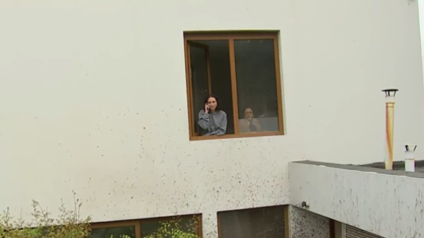 Familia lleva más de 15 horas atrapada en su casa tras aluvión en Las Condes
