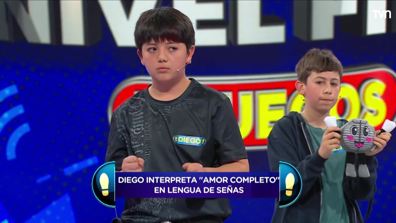 Un grande: Diego canta en lengua de señas en nuestro programa
